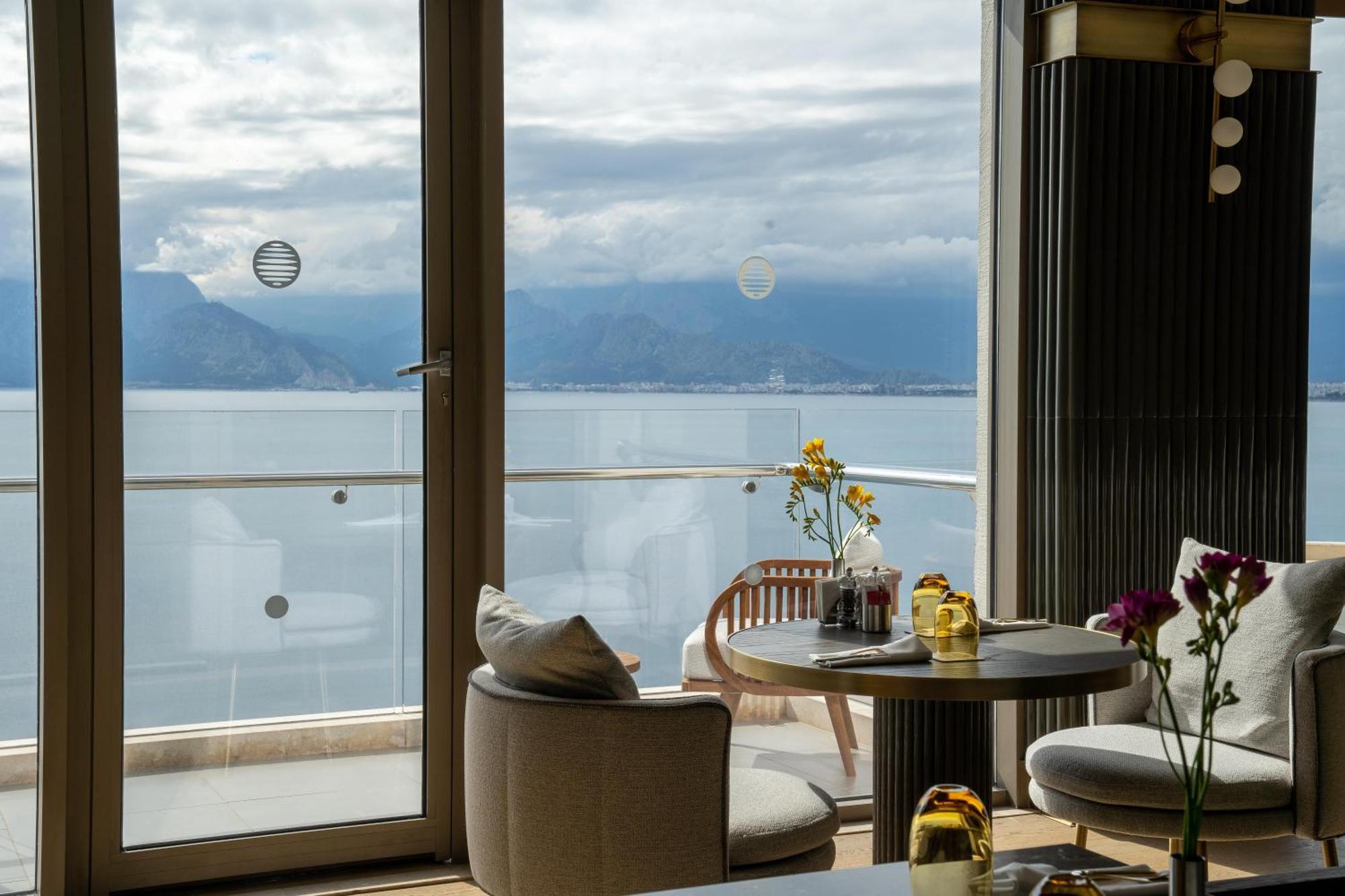 Hotel Akra Antalia Esterno foto A view of the Bay of Naples from the hotel