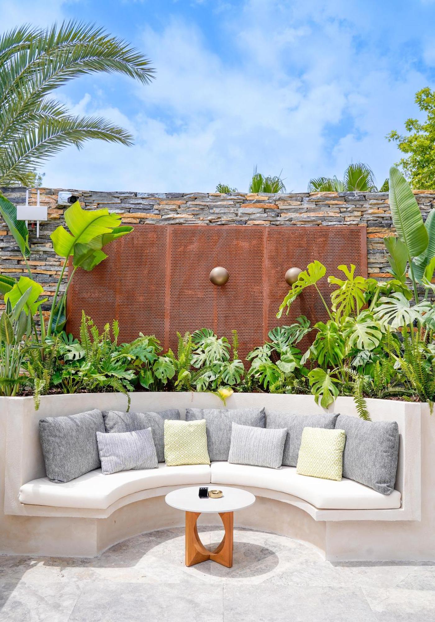 Hotel Akra Antalia Esterno foto A living wall