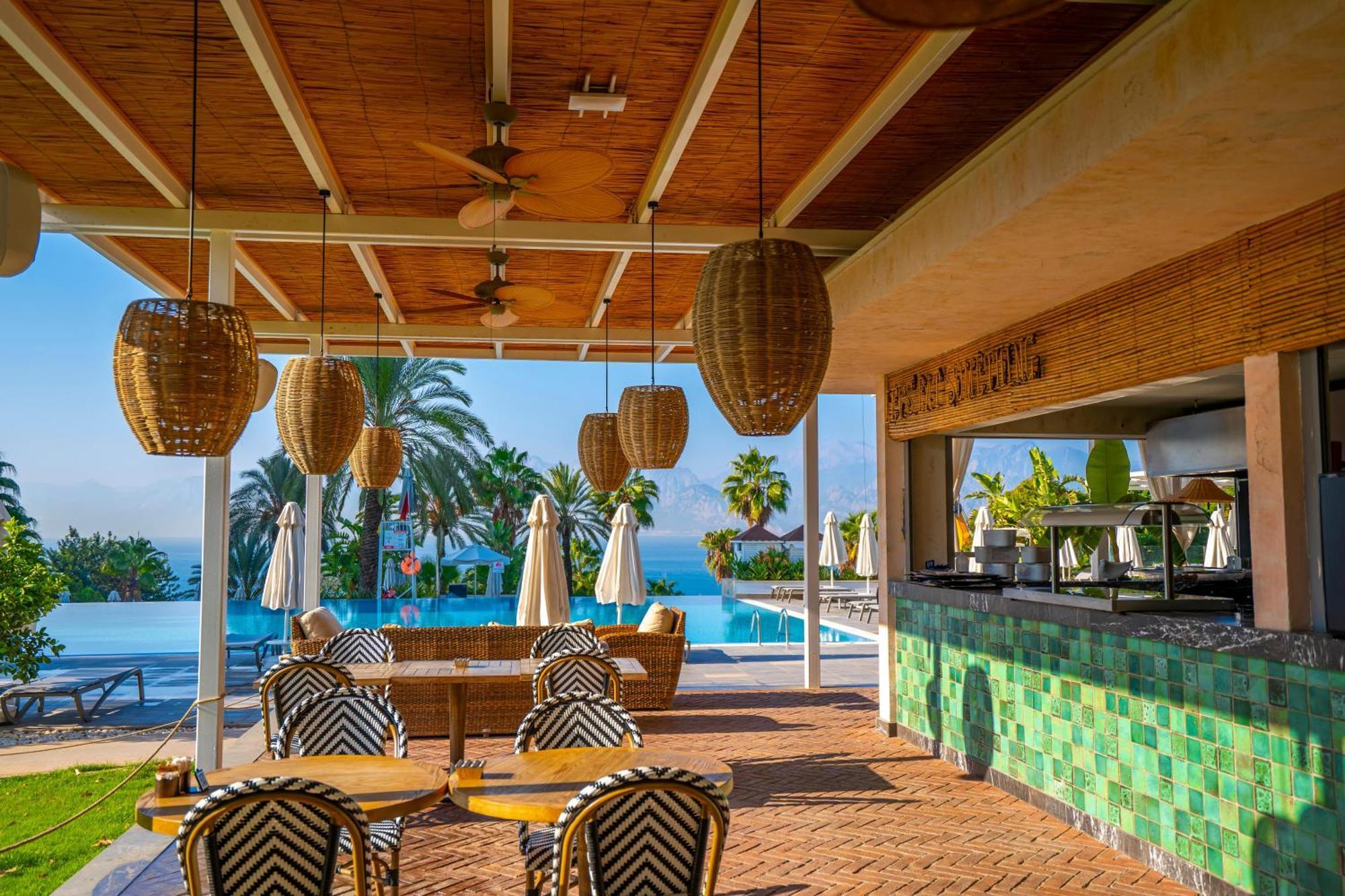 Hotel Akra Antalia Esterno foto The pool bar at the resort