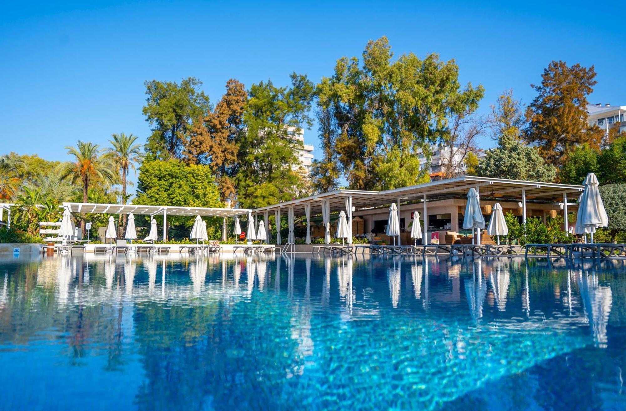 Hotel Akra Antalia Esterno foto The pool at the hotel