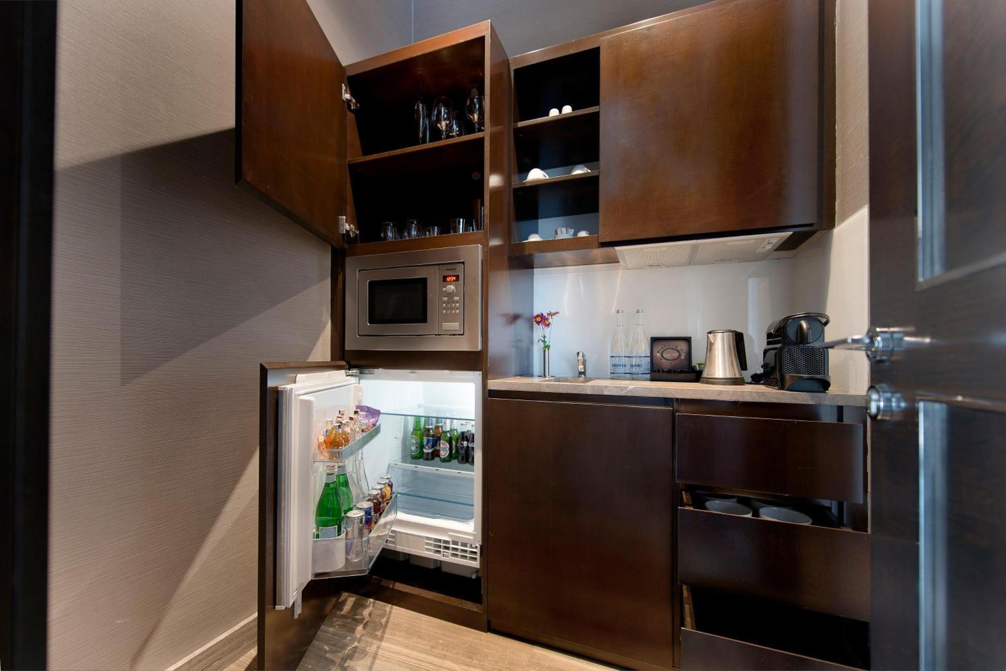 Hotel Akra Antalia Esterno foto A small kitchen in a hotel