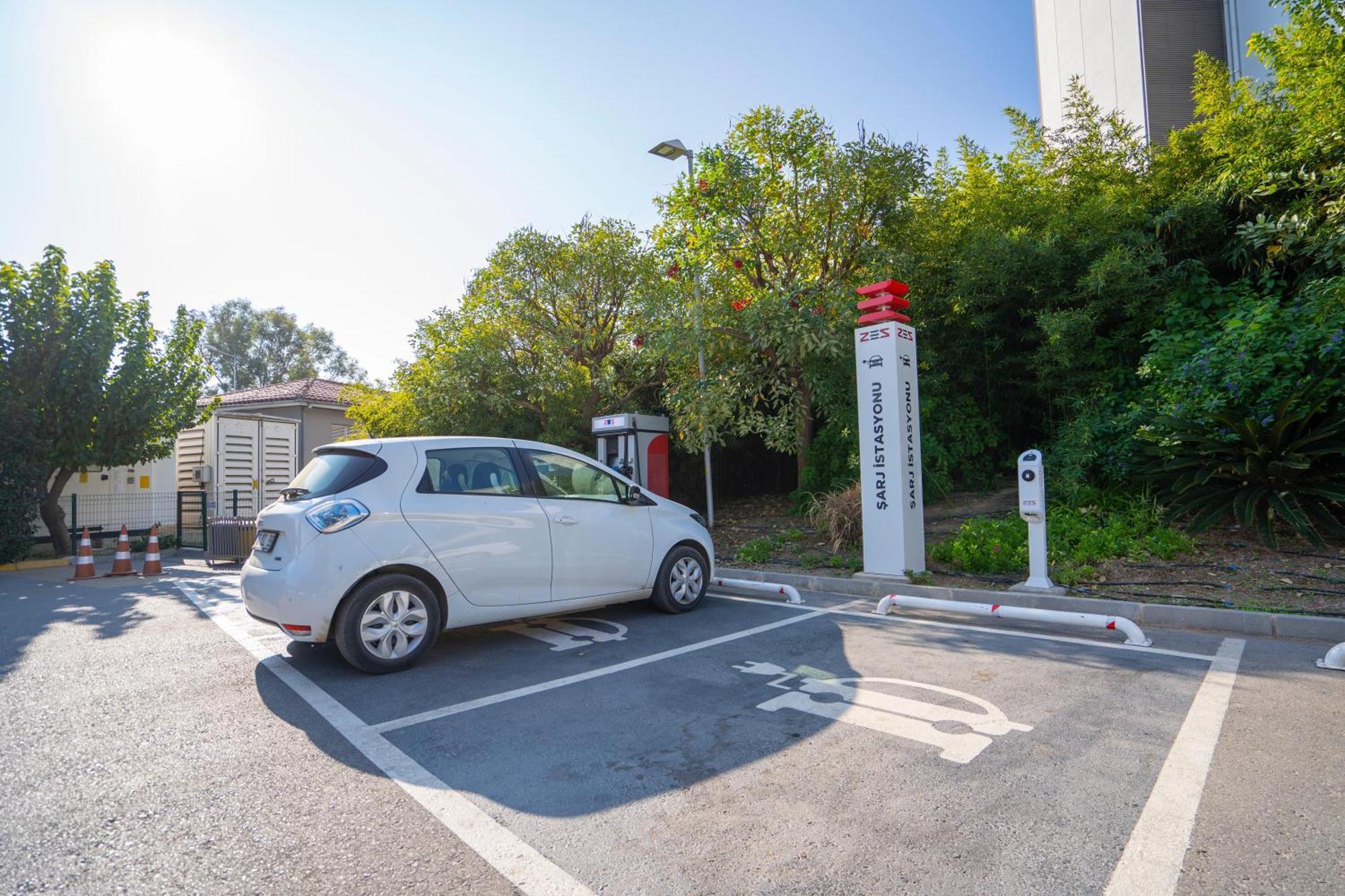 Hotel Akra Antalia Esterno foto Renault Zoe at a charging station